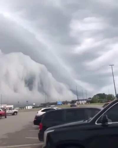 Cloud tsunami passing through Anna, Illinois