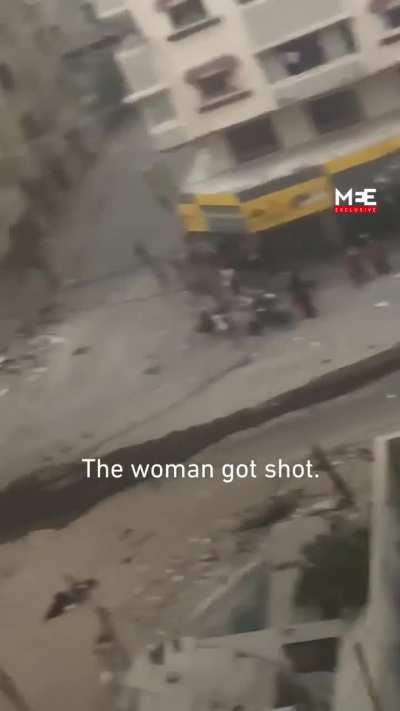 Israel snipes a Palestinian woman waving a white flag, child by her side in Gaza