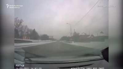 Car barely dodges mortar attack in Kharkiv