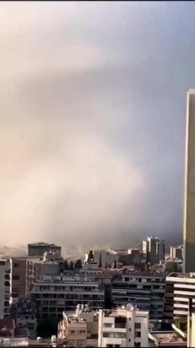 Super #slowmo (120 to 30 fps) of massive (ammonium nitrate?) explosion, Beirut