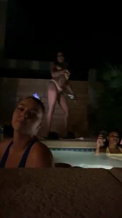 @itsjustinevalentine booty bobble in the pool