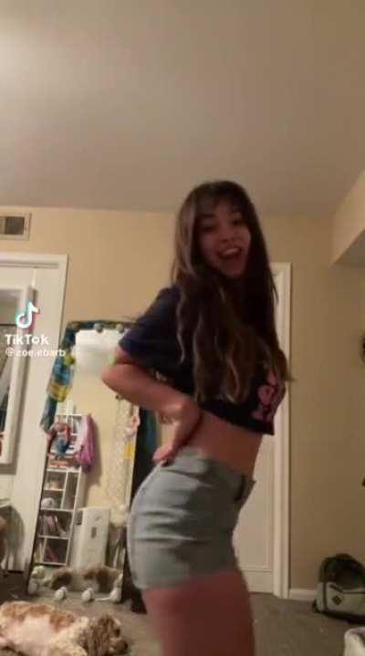 Zoe Twerking in Shorts