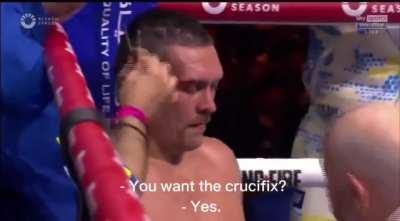 non-poverty version of Oleksandr Usyk kissing the crucifix