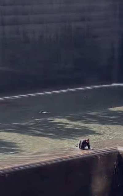 A 33 years old man jumps to 45 foot tall 9/11 Memorial at the WTC NYC