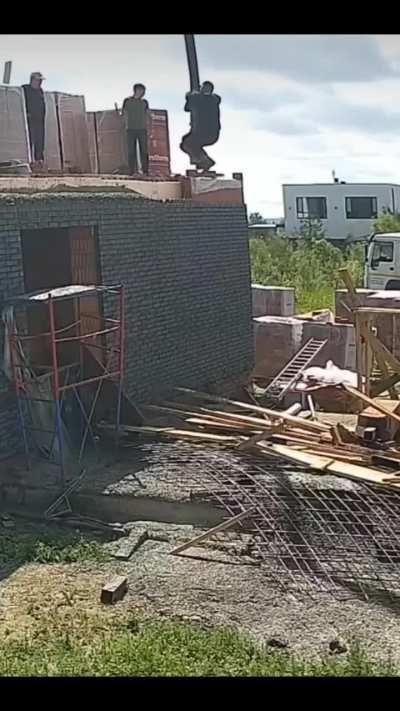 To pour a concrete roof