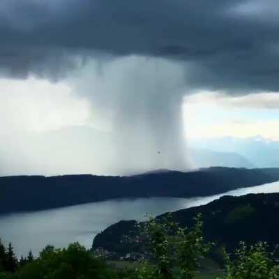 🔥 A stunning cloudburst over Lake Millstatt, Austria