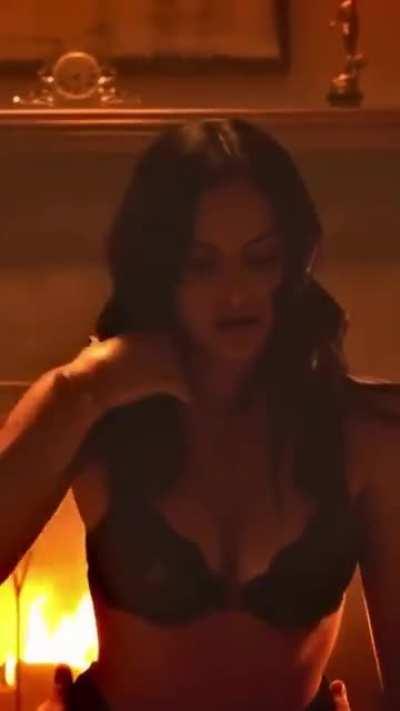 Camila Mendes