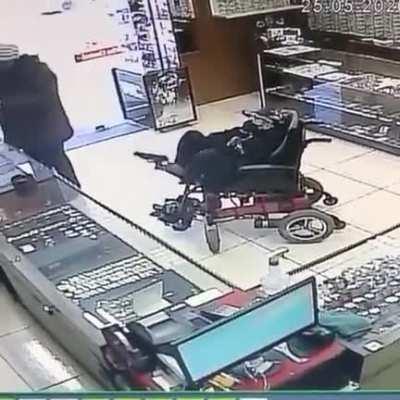 Man with no arms commits armed robbery