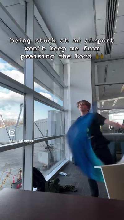 Dude praises Jesus in an airport and records it