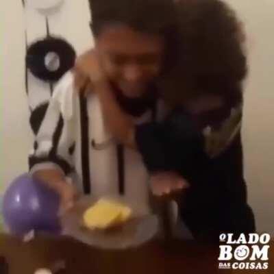 Brazilian tradition says the first slice of your birthday cake goes to the person you love the most. This birthday boy gave it to his little brother, who cried with happiness. ❤️