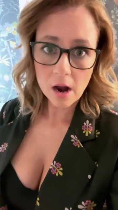 Jenna Fischer Cleavage