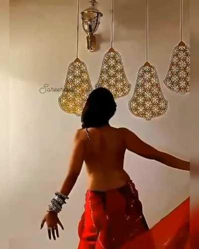 Insta chick stripping saree to expose bare back and sideboobs