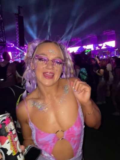 festi titty flash