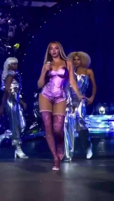 Stunning purple outfit during Renaissance tour in Minneapolis | July 2023