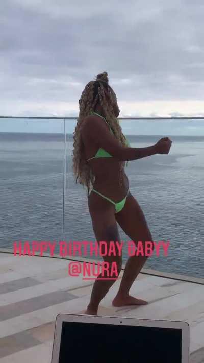 Nura Sxtn Sexy Twerk im Bikini