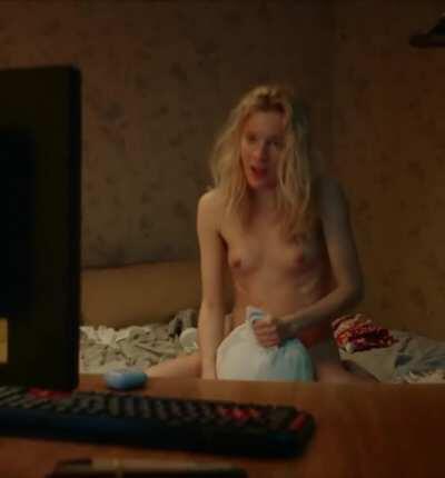 Lena Tronina - Nude debut in 'Happy End' S1E1