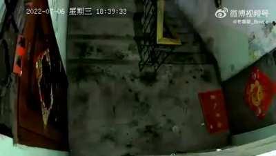 雨衣男强奸后续来了，20分钟后一位纹身哥从房间内出来拣起女子鞋子