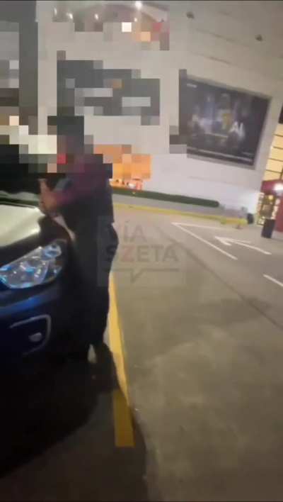 Rescatan a una nena de 4 años que había quedado encerrada en el auto de sus padres en el Devoto Shopping. Fue trasladada al hospital Zubizarreta y está bien.