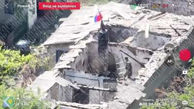 RU POV: In Zavitne, Donetsk region, Russian soldiers appear to have taken control of the village and raised the Russian Federation flag and their banner.