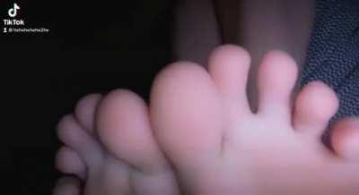 18 yearold shows her toes