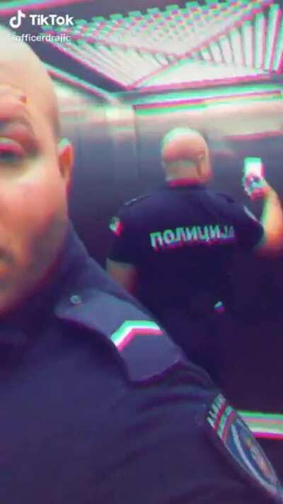 Serbian policeman makes distasteful TikTok during Belgrade riots.