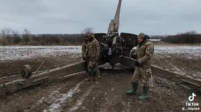 2A65 Msta-B 152mm crew firing against Russian positions 11/2023