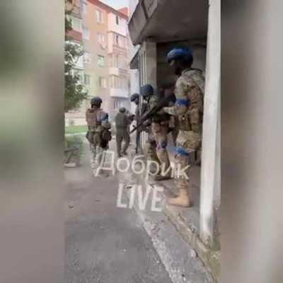 Ukrainian soldiers fighting in the street of Balekley (September 2022)