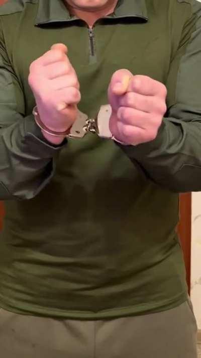 How to break handcuffs 