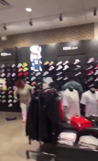 Brawl in footlocker trashes store