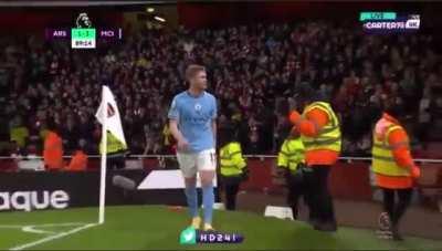 De Bruyne dodges bottles from Arsenal fans while staring them down and laughin
