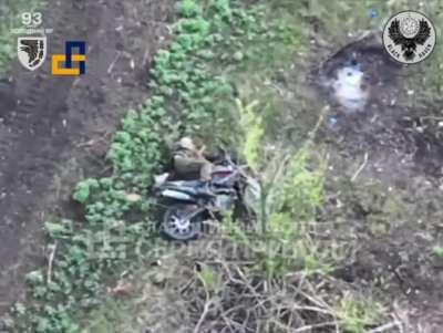 Russian soldiers trying to storm Ukrainian positions with a motorcycle are getting hit by an FPV quad.