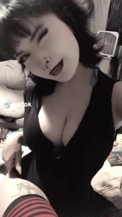 (g0thnips) big boobs goth girl