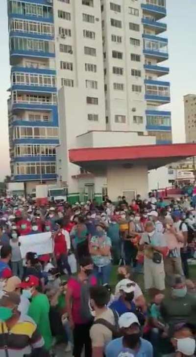 Cubans on the streets to support their goverment against western leftists calling for more imperialism on twitter