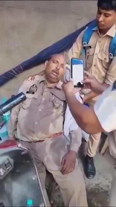 Kanpur: Head constable died of heat stroke; Fellow Policemen kept making videos instead of taking him to the hospital