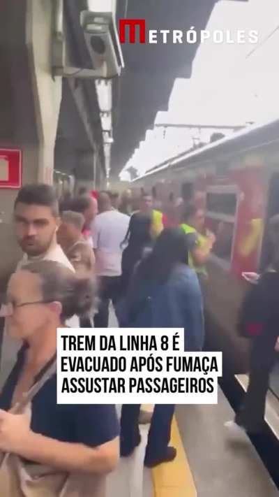 Mais um principio de incêncio nas linhas de trem privatizadas. População em risco, passagem 5 reais, donos das concessões bilionários. 