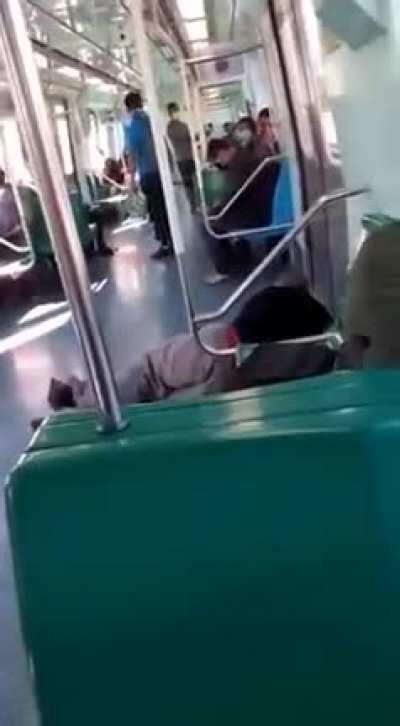 Desligando o disjuntor no metrô.