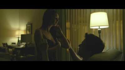 Emily Ratajkowski Hot Scenes in Gone Girl (2014)