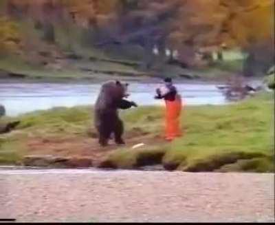 Man fights bear over salmon