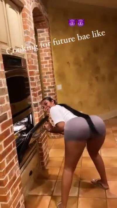 I don’t know what she cooking but I see YAMS