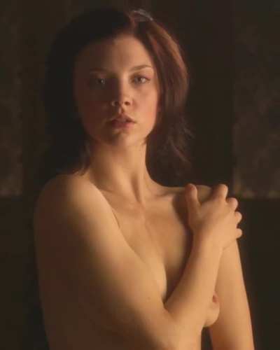 Natalie Dormer giving us a glimpse of her bellybutton in The Tudors (S01, E03)