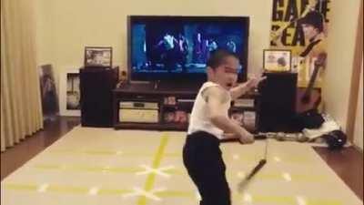 Amazing kid mimics Bruce Lee's every move.