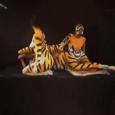 Amazing tiger body paint illusion