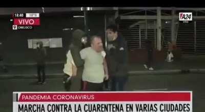 Imaginen qué hubiera pasado si alguien iba a una de las marchas K durante el kirchnerismo con una remera de Cambiemos. Ahora piensen para qué sirve tener &quot;la vara moral alta&quot; si con este tipo no va a decir nadie nada