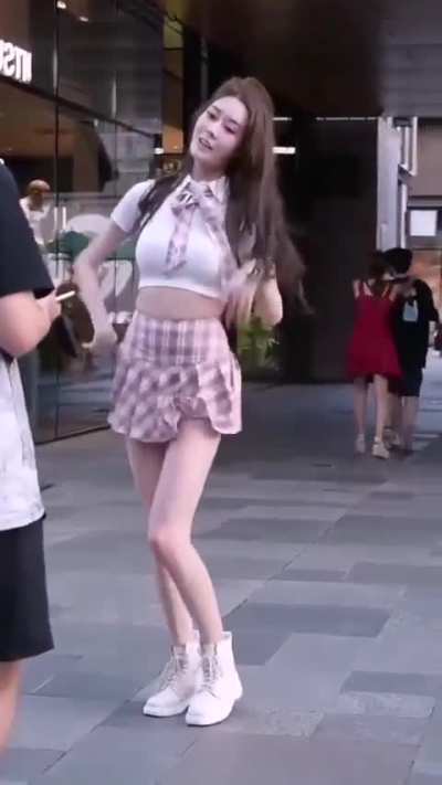 Is anyone know her name or her Instagram, i saw this video during pandemic 