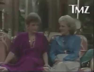 Rue McLanahan telling Betty White a joke on Golden Girls set