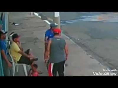 Man prevents little girl from colliding with pole