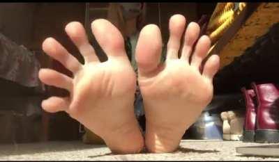 Short clip of retired toe spread queen 