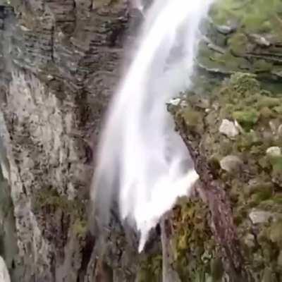 🔥 Waipuhia Falls, Oahu Island, Hawaii. Water is blown upward due to strong wind in waterfalls giving an apparent perception of water flowing upwards