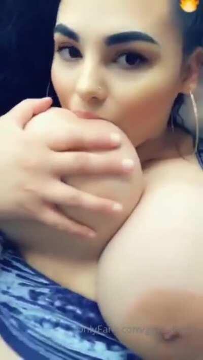 Juicy titties