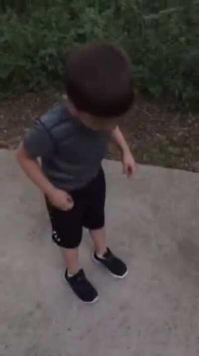 Kid catches fireflies